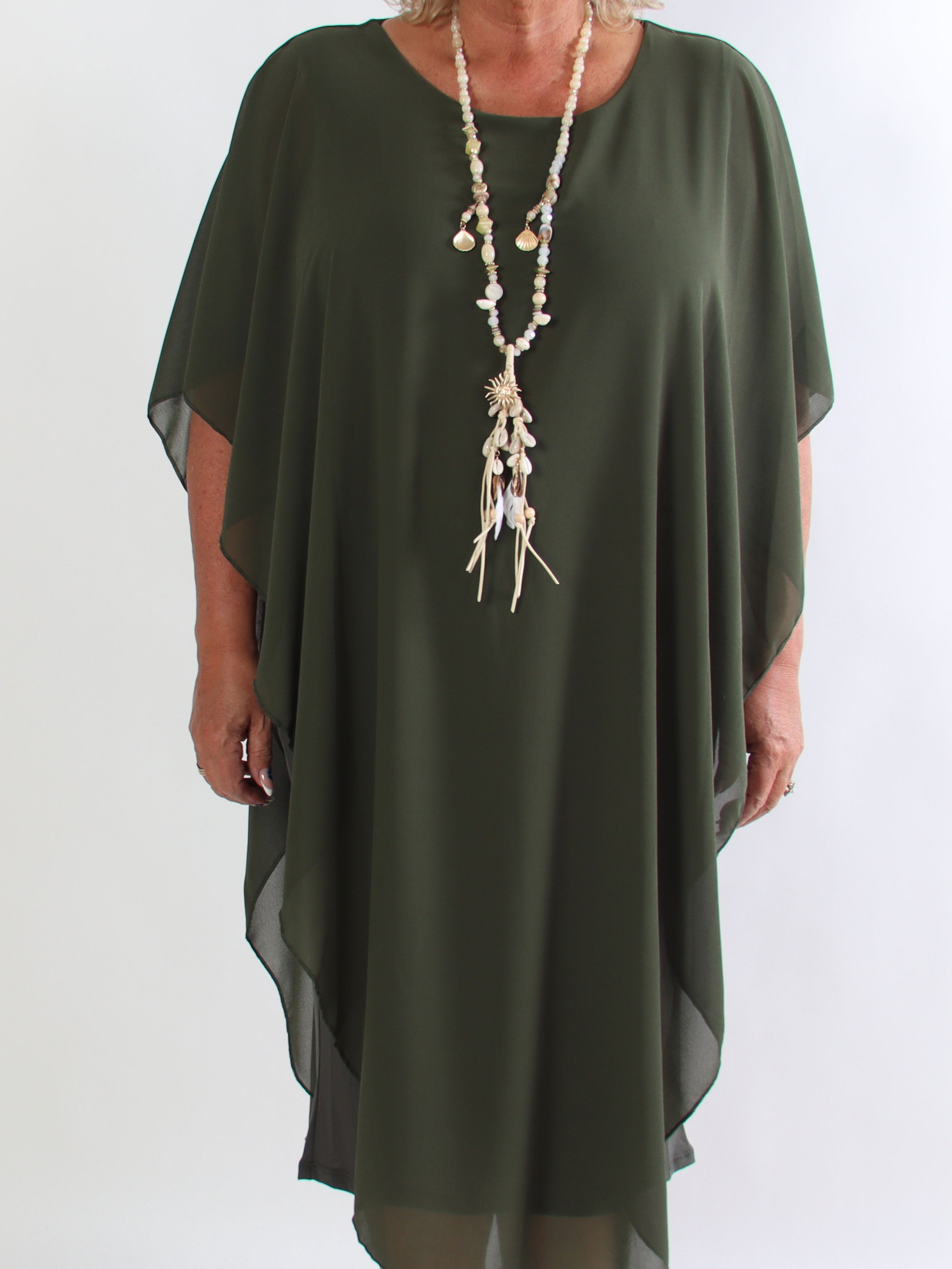 Kenya Long - Elegant plus size kjole med let chiffonlag og rund udskæring